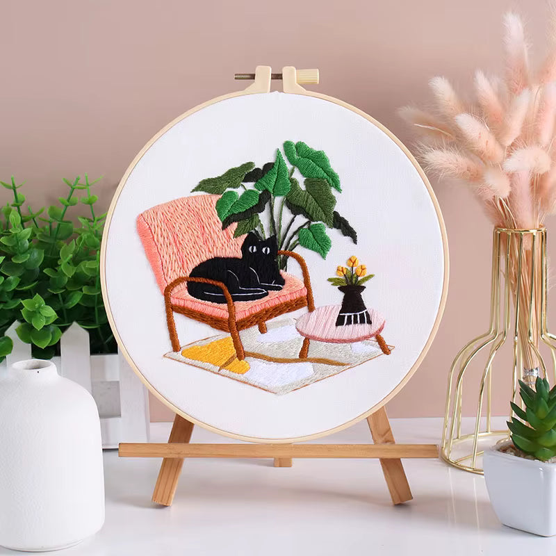 Chat noir sur le fauteuil