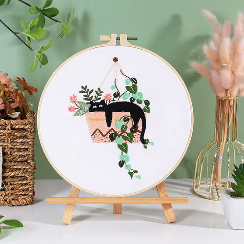 Chat noir dans le panier
